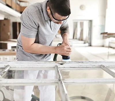 Oude verflaag op de beschadigde plek verwijderen