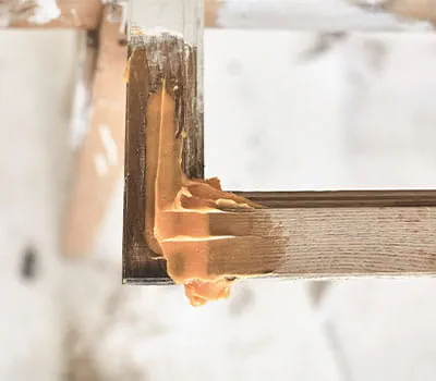 Houtreparatiepasta aanbrengen