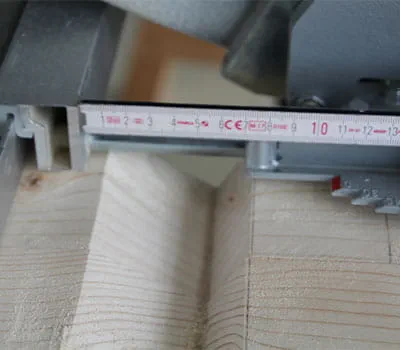 Réglage du guide parallèle pour la coupe sur la face de découpe