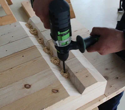 Perçages dans le moisage pour la fixation des chevrons