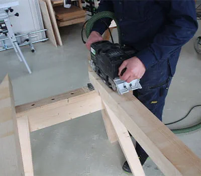 Ponçage des éléments en bois