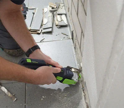 Voegcement aan de rand met de OSC 18 verwijderen