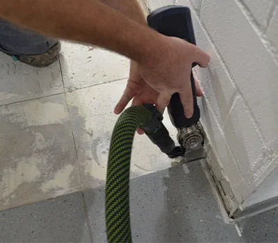 Beschadigde tegels verwijderen