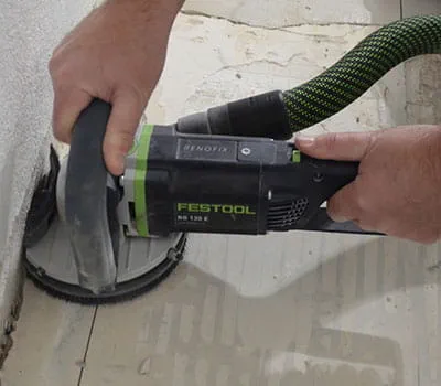 Tegellijm in het randgebied verwijderen