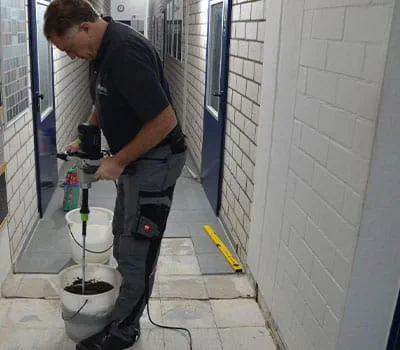 Tegellijm met de mengmachine MX 1600 roeren