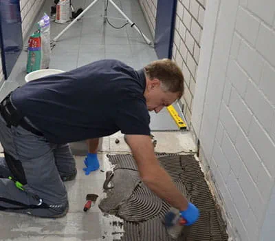 Tegellijm opbrengen en verdelen