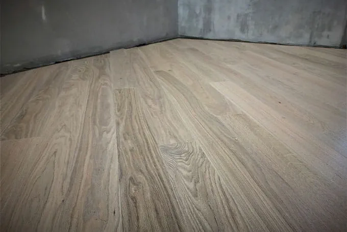 Pose de planches de bois