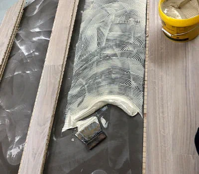 Application de la colle