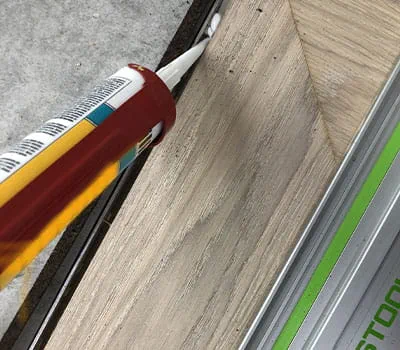 Application de la colle de montage