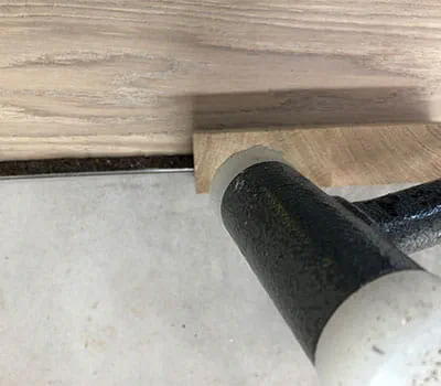 Donner quelques coups avec un marteau