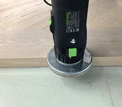 Guider la fraise correctement sur toute la longueur