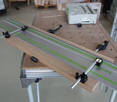 Parallel uitrichten van de geleiderail