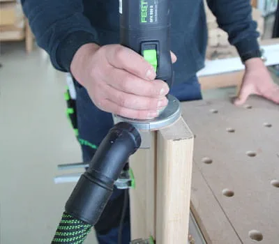 Kopse zijden van de treden afkanten