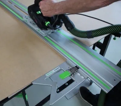 Achterwand op maat zagen