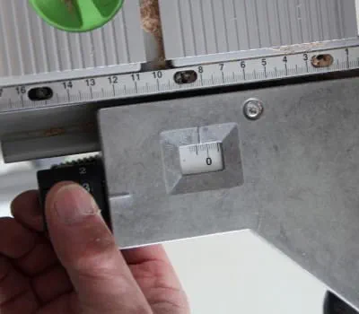 Tip: Fijninstelling van de parallelaanslag gebruiken om de groefbreedte in te stellen