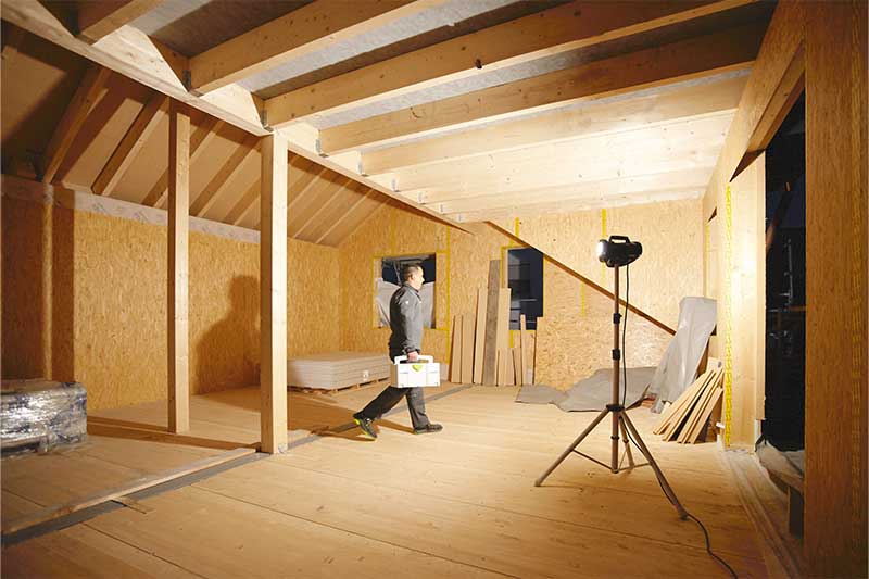 Een Bouwstraler verlicht een raamloze, donkere kamer