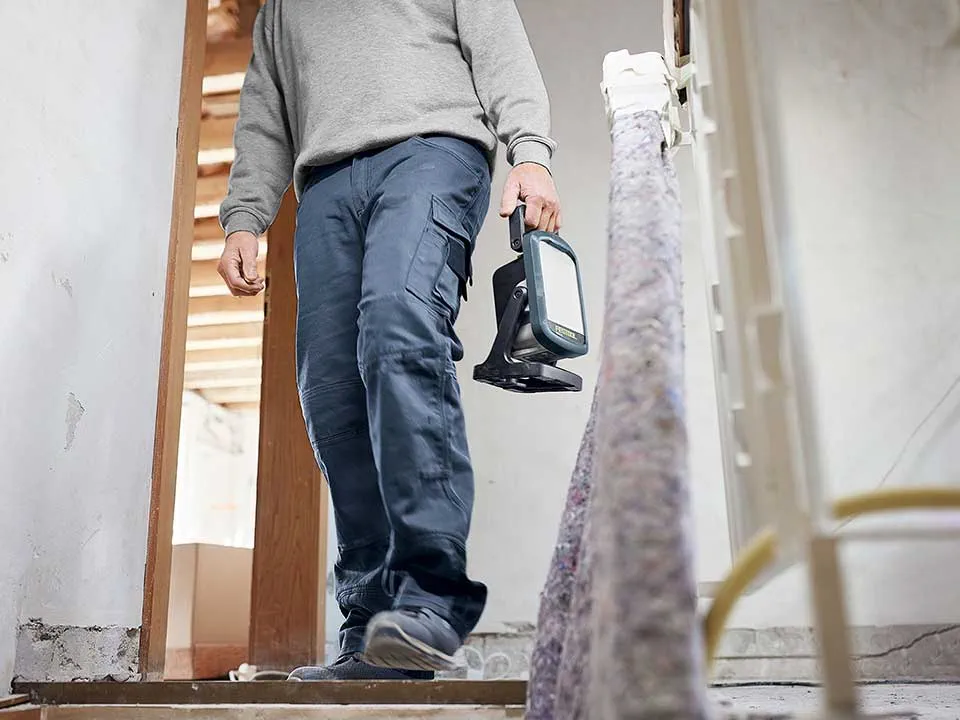 Een vakman draagt een Bouwstraler