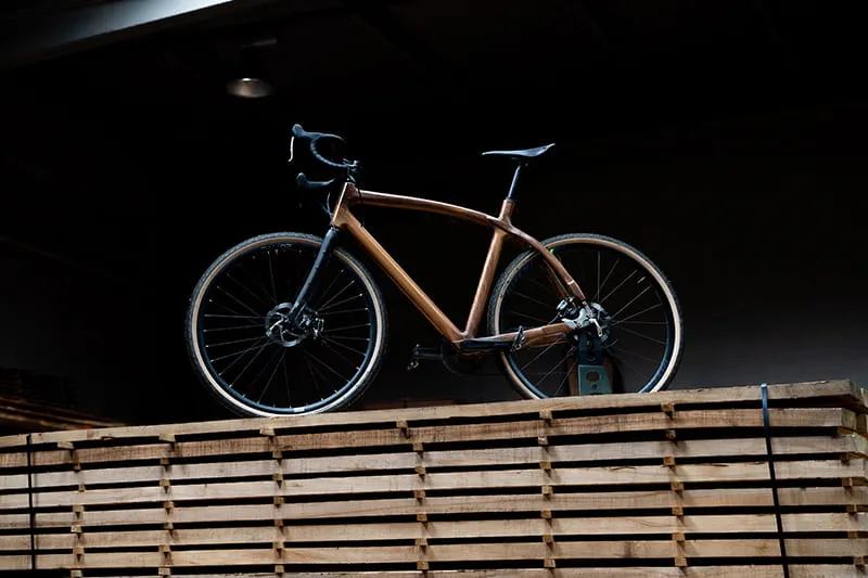 De afgewerkte houten fiets