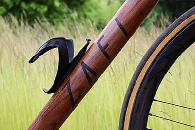 Aanzicht van het houten fietsframe