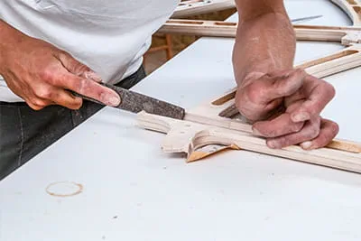 Delen van het frame zijn met de hand bewerkt