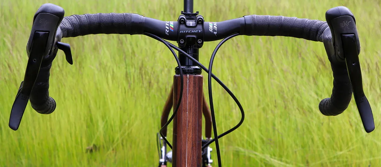 Gedetailleerd overzicht van de houten onderdelen op de fiets