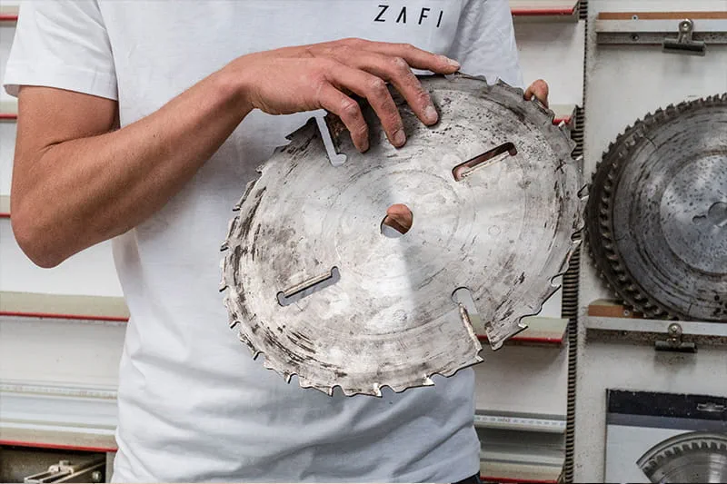 De houtstronken in Es worden gezaagd volgens Sonian Wood Coop