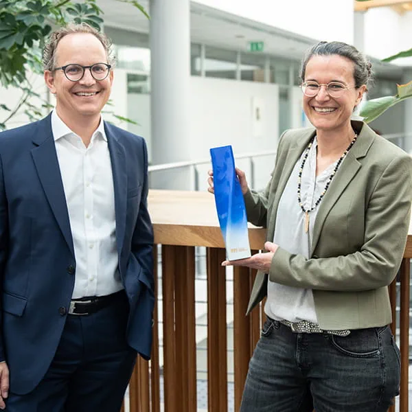Barbara Austel en Sascha Menges met de trofee van "Merken van de eeuw"