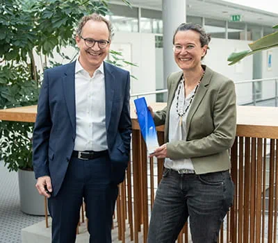 Barbara Austel en Sascha Menges met de trofee van "Merken van de eeuw"