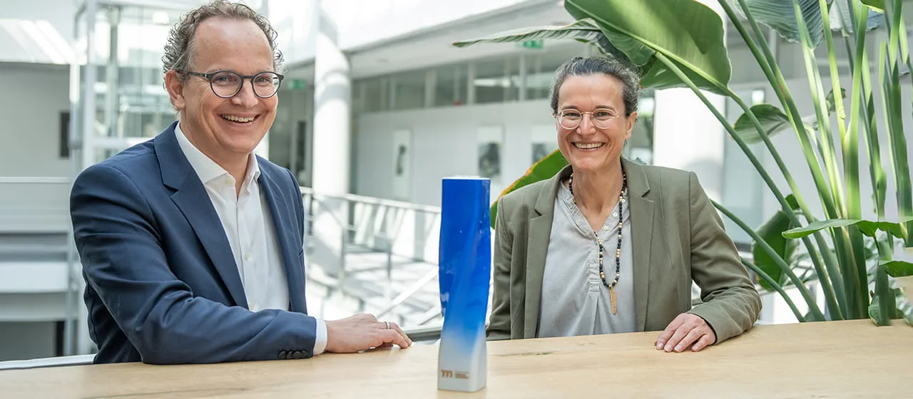 Barbara Austel en Sascha Menges met de trofee van "Merken van de eeuw"