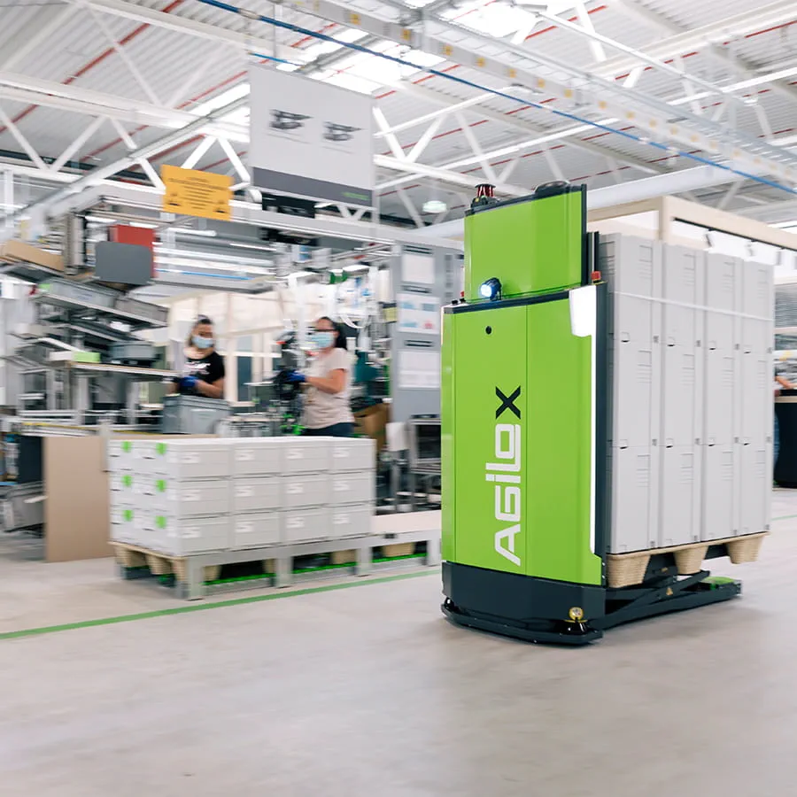 Het onbemande transportsysteem garandeert dat de productielijnen worden bevoorraad met onderdelen.  