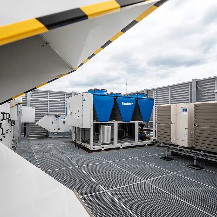 Het gebouw wordt verwarmd en gekoeld door een warmtepomp en een koelsysteem.
