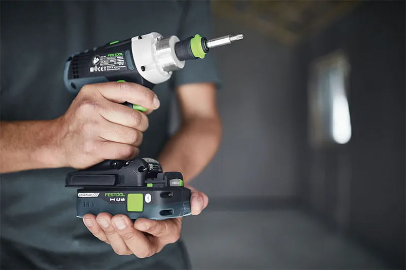Accupack aan Festool-accu-schroefboormachine aanbrengen.