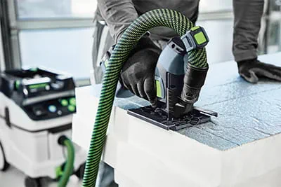 De correcte stofafzuiging bij het op maat zagen van isolatiematerialen