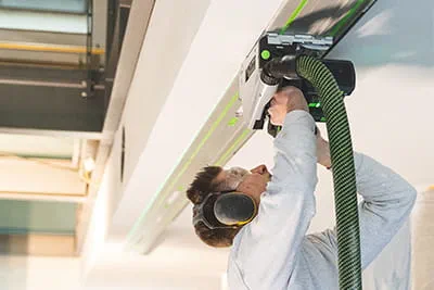 Zaagwerkzaamheden aan het plafond met de Festool accu-invalcirkelzaag TSC 55