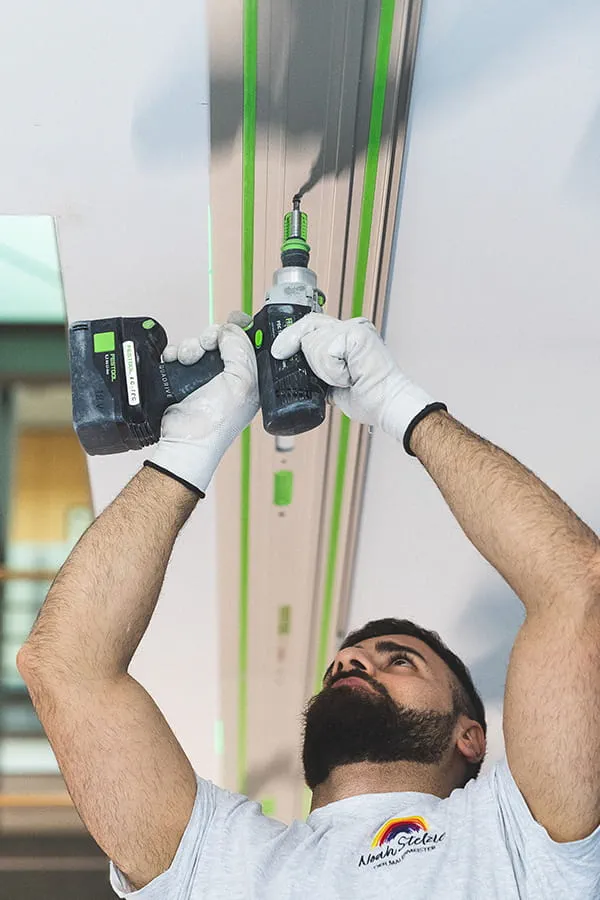 Extra bevestiging door schroeven aan het plafond