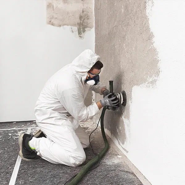 Aangetaste delen van het pleisterwerk en oude lagen afnemen met de renovatiefrees.