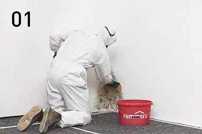 Controleer eerst de ondergrond; dek vloeren en woninginrichting af; breng vervolgens een laag Remmers Sporenbinder aan op door schimmel aangetaste oppervlakken.