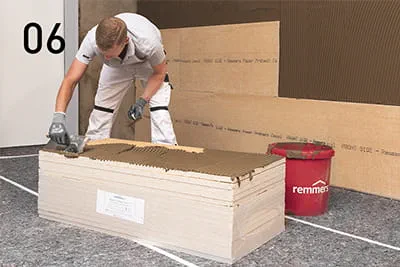 Voor een volledige hechting op de isolatieplaten wordt PP Fix met een getande spaan op wanden en platen aangebracht.