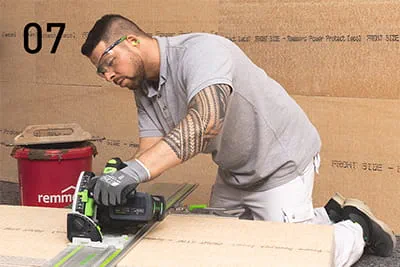 Wandplaten met Festool TSC 55 en geleiderails op maat zagen. Uitstekende kanten indien nodig bijschuren met de ETS EC 150/5.
