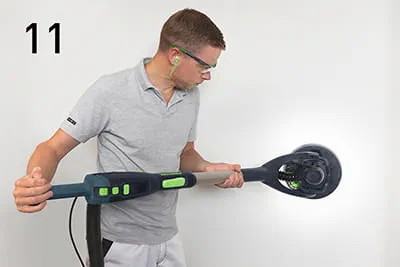 Gepleisterde wand met de Festool langnek-schuurmachine PLANEX LHS 2 225 en schuurmateriaal Granat Net P120-P180 opschuren.