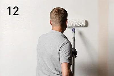 Als laatste de wand gronden en voor het verven een silicaatverf met natuurlijke schimmelbescherming gebruiken.