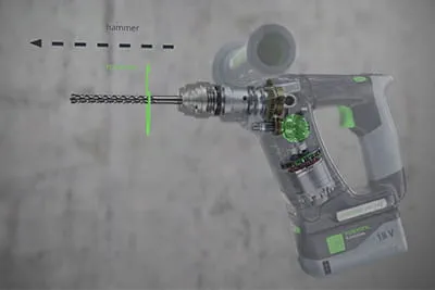 Een boorhamer werkt met een lage slagfrequentie, maar daarbij met een aanzienlijk hogere slagenergie dan een klopboormachine.
