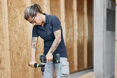 In hout, metaal of dankzij bijschakelbare axiale slag ook in metselwerk: de nieuwe accu-klopboormachine QUADRIVE TPC 18/4 staat zijn mannetje.