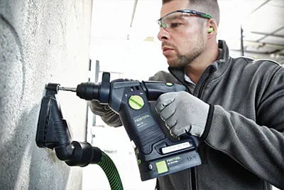 De Festool-boorhamer BHC 18 met de afzuigadapter D 27-BSD