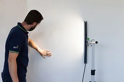 Contrôle des surfaces avec la lampe rasante Festool STL 450