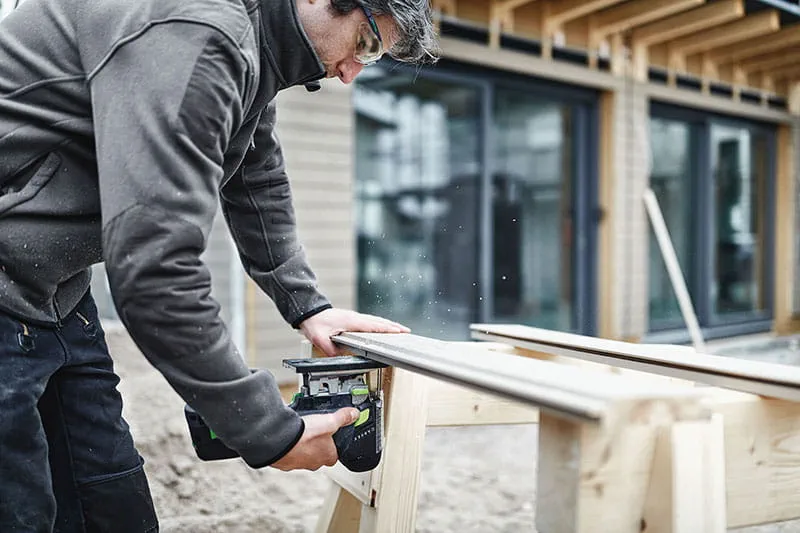 La Scie sauteuse sans fil CARVEX PS 420 de Festool est une machine à coudre à deux mains.