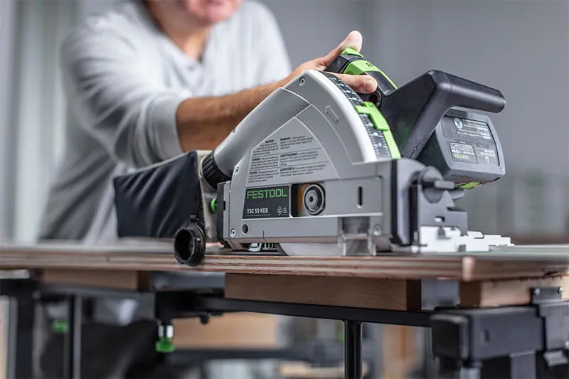 De Festool-invalcirkelzaag TSC 55 K met nieuw zaagblad in gebruik