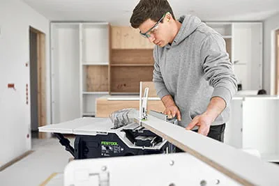 In combinatie met schuifslede, hoekaanslag en het extra steunstuk van het onderstel kunnen ook lange werkstukken exact, veilig en eenvoudig gezaagd worden.