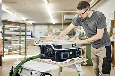 Bereik onderweg de precisie van een plaatzaag met de nieuwe accu-tafelcirkelzaag CSC SYS 50 van Festool.