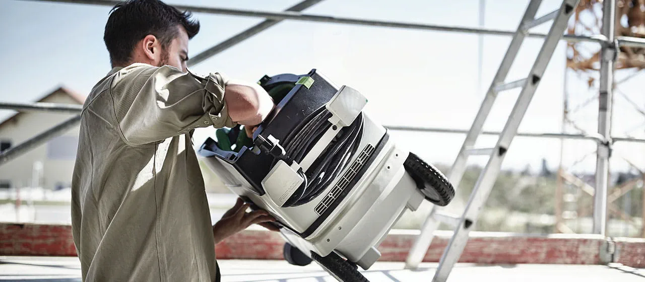 De mobiele stofzuiger van Festool in actie op de bouwplaats